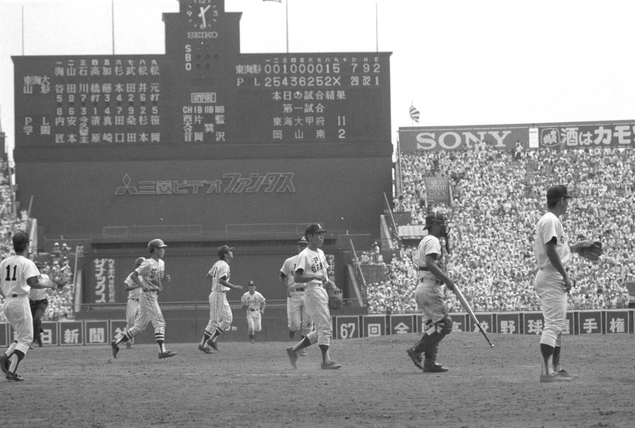 85年8月14日、東海大山形対PL学園　史上初の毎回得点で、史上最多の29点を獲得し3回戦に進出したPL学園の選手たち