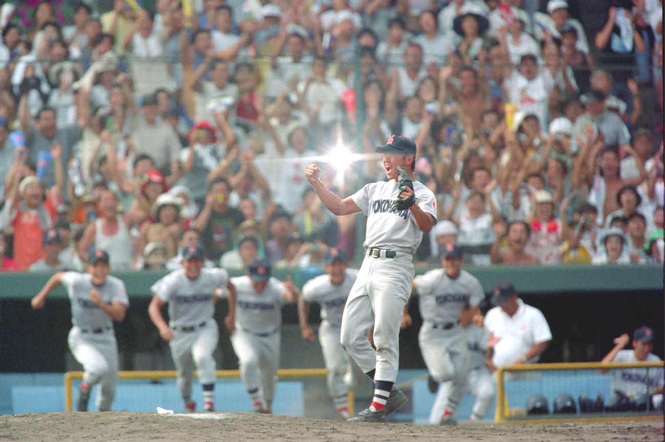 98年8月22日、決勝戦　横浜対京都成章　ノーヒットノーランを達成しガッツポーズする横浜・松坂大輔