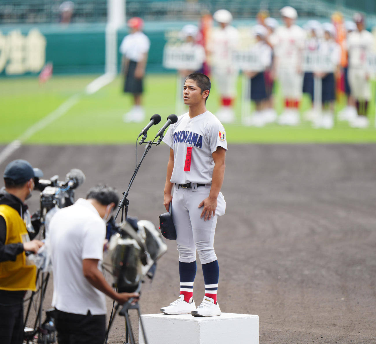 開会式で選手宣誓を行う横浜・玉城主将（撮影・江口和貴）