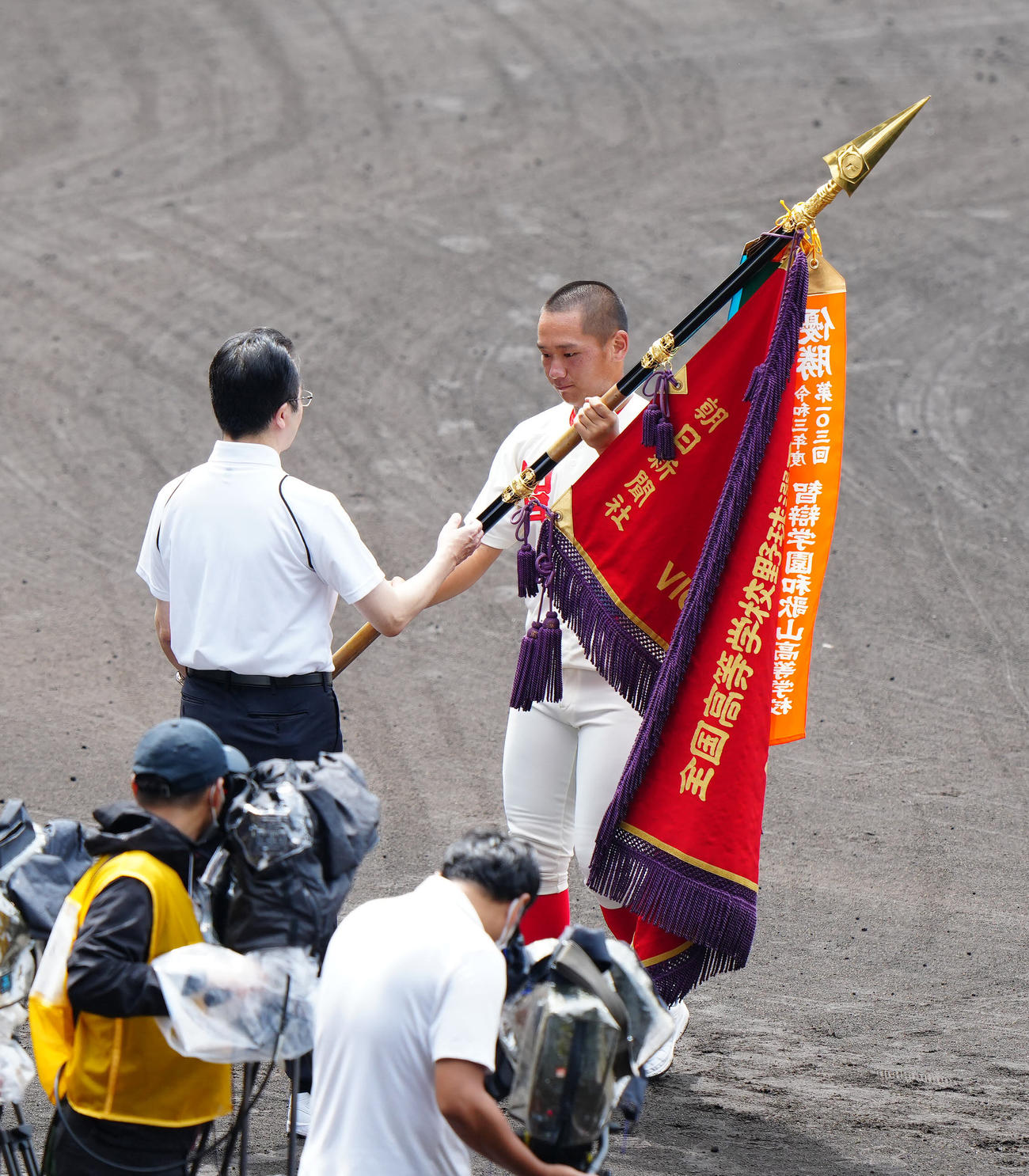 開会式で優勝旗を返還する智弁和歌山・岡西主将（右）（撮影・江口和貴）