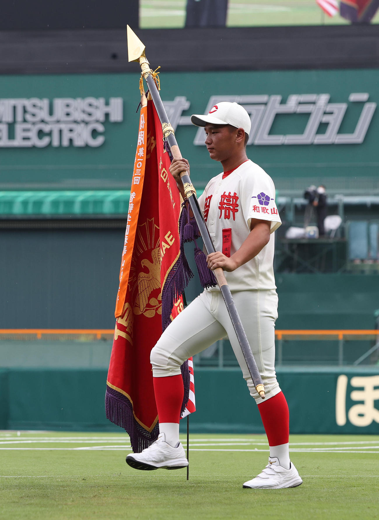 開会式で前年優勝旗を持って行進する智弁和歌山・岡西主将（撮影・白石智彦）