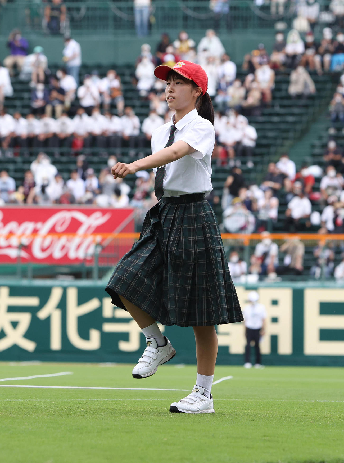 開会式で先導役を務める三田西陵の東尾凜さん（撮影・白石智彦）
