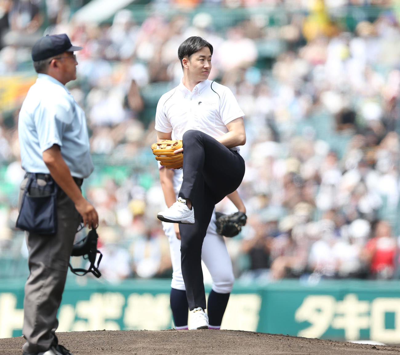第104回全国高校野球選手権の開幕戦で始球式を行う斎藤佑樹氏（撮影・宮地輝）