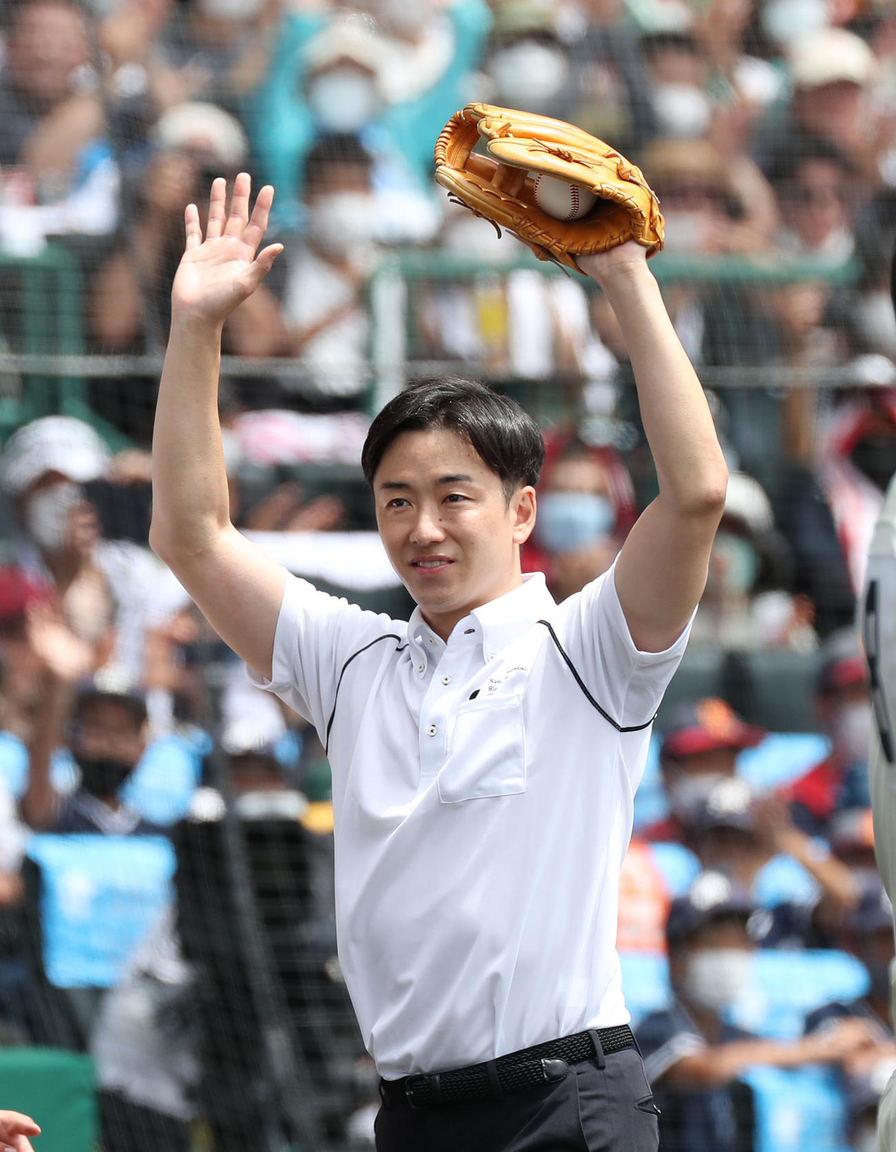 始球式を終えて観客の歓声に両手を上げて応える斎藤佑樹氏（撮影・白石智彦）