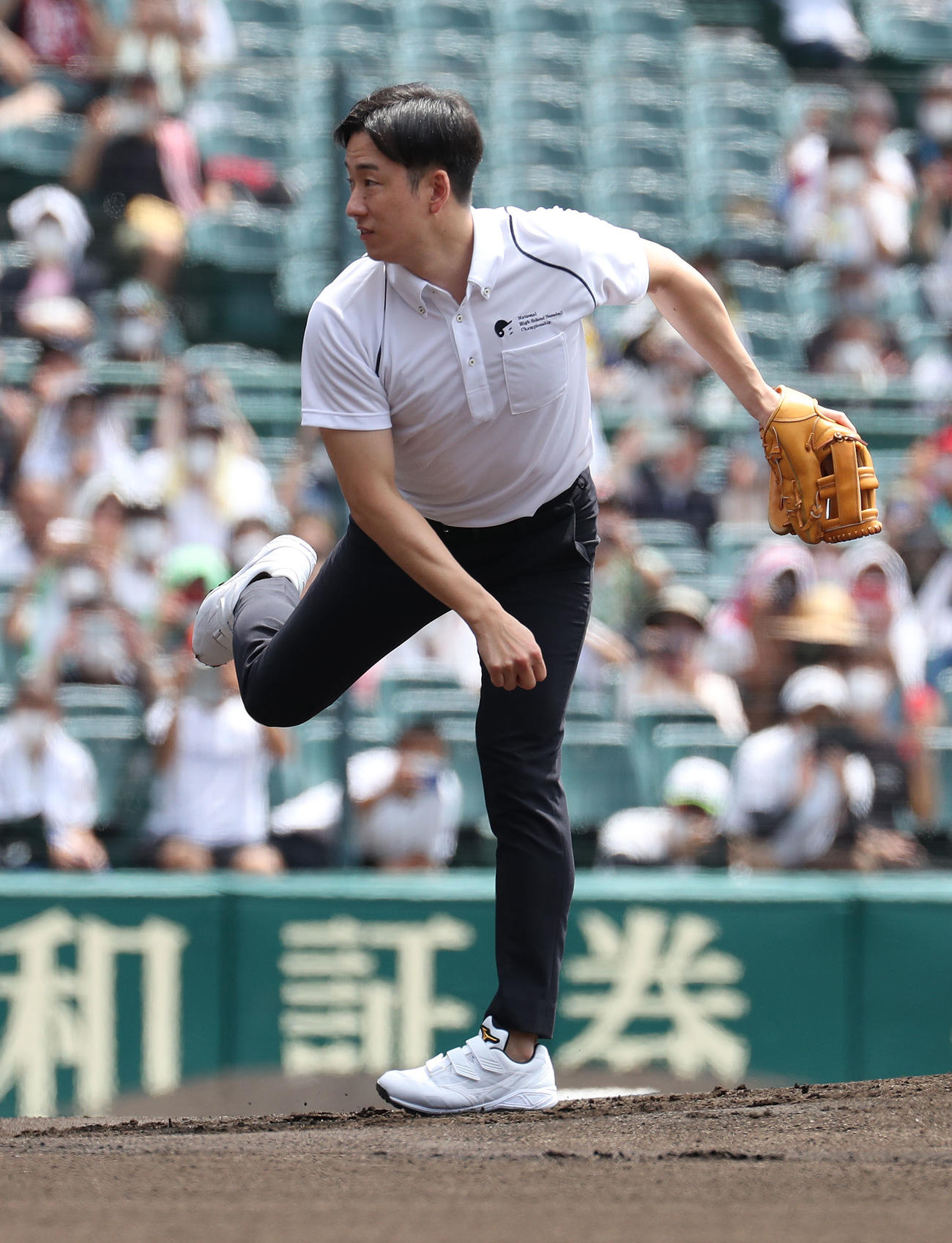 日大三島対国学院栃木　始球式で投球する斎藤佑樹氏（撮影・白石智彦）