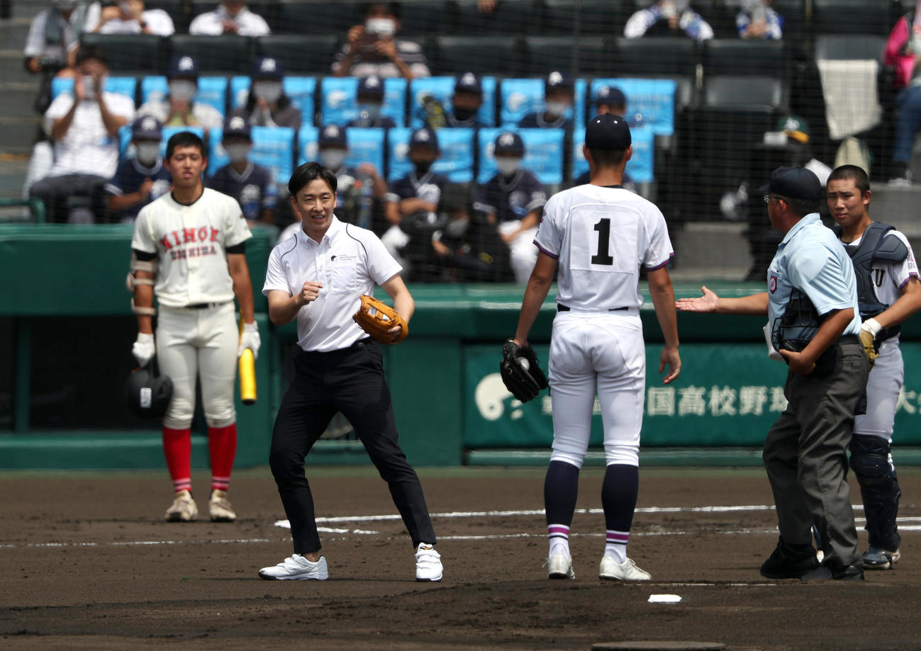 日大三島対国学院栃木　斎藤佑樹氏（左から2人目）は始球式で投球を終え球児にエールを送る（撮影・上山淳一）