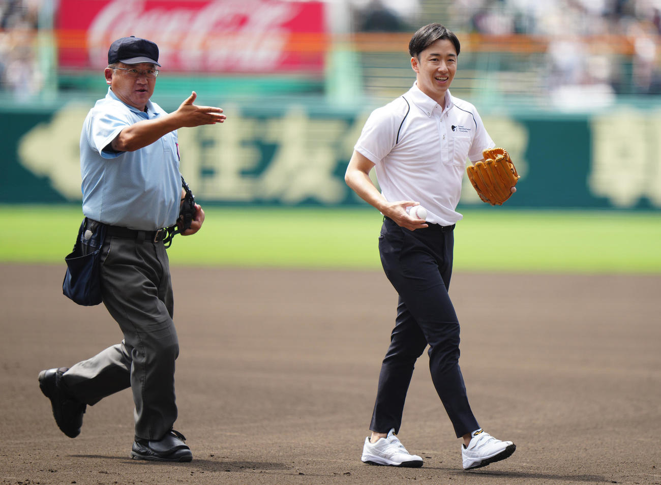 日大三島対国学院栃木　始球式に臨んだ斎藤佑樹氏（右）（撮影・江口和貴）