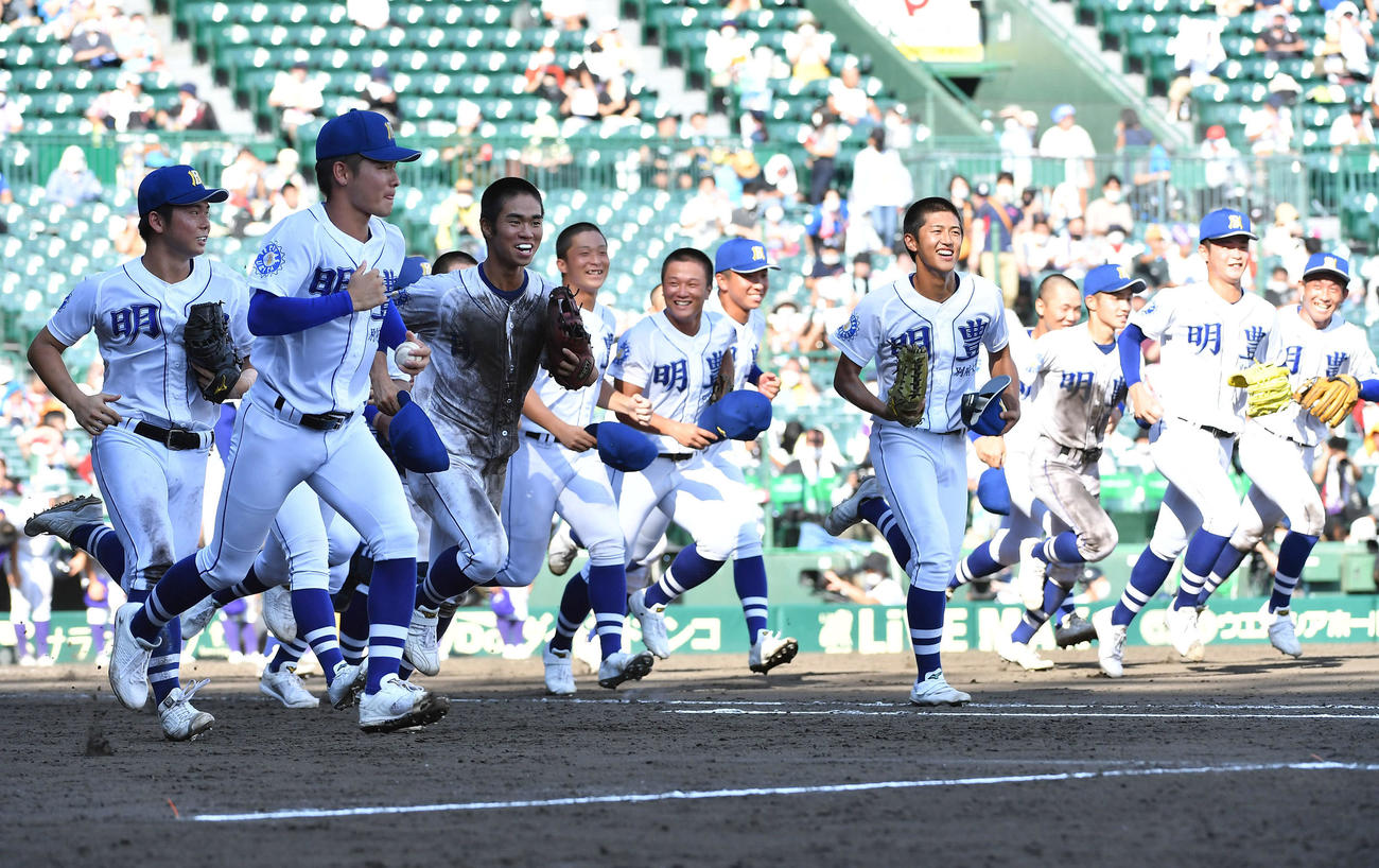22年8月6日、明豊対樹徳　樹徳に勝利し、笑顔で駆けだす明豊ナイン