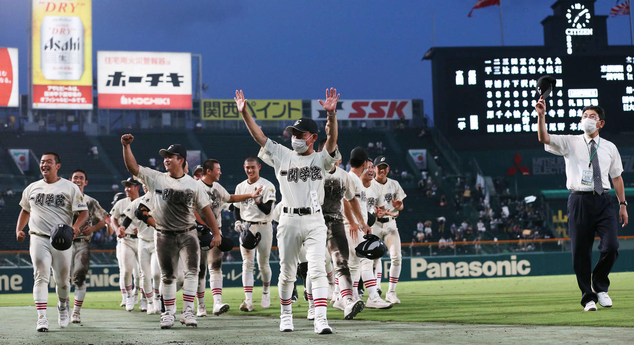 22年8月6日、京都国際対一関学院　延長戦を制し喜ぶ一関学院
