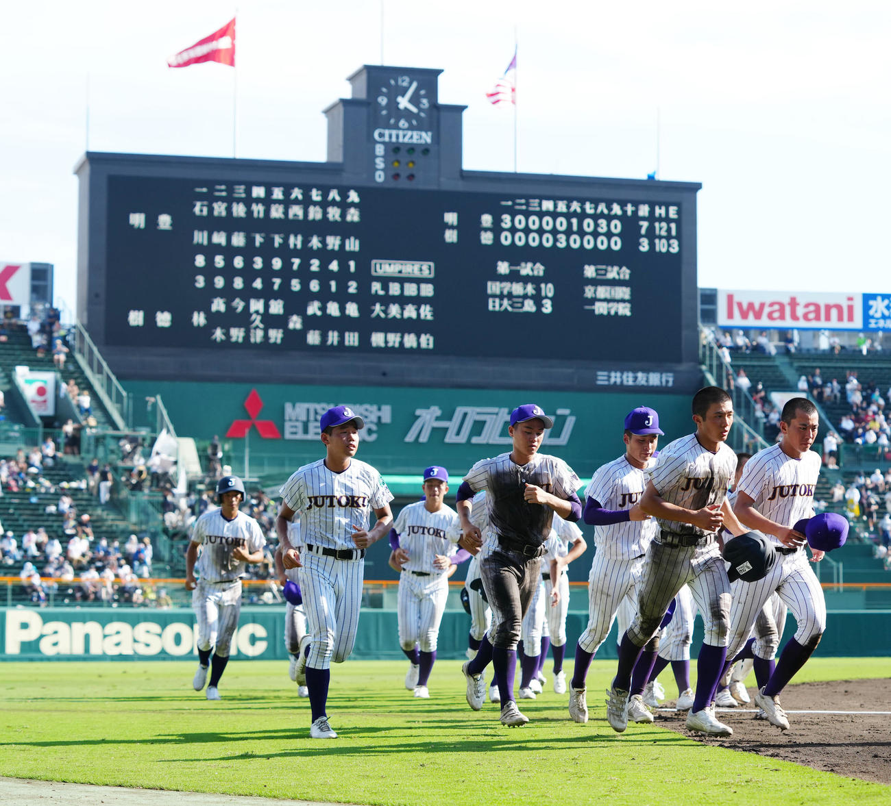 明豊対樹徳　試合後、応援席へあいさつし、ベンチに引き揚げる樹徳の選手たち（撮影・江口和貴）