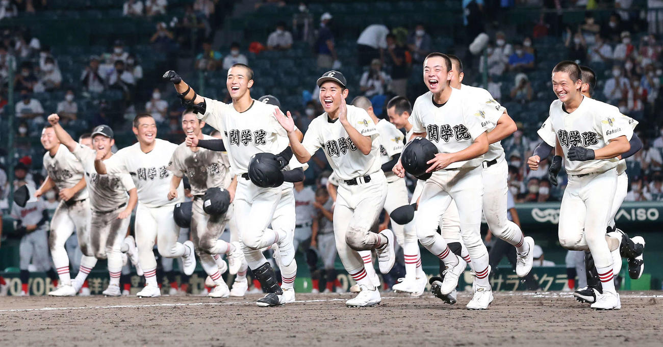 京都国際対一関学院　延長戦を制し、笑顔で駆けだす一関学院ナイン（撮影・宮地輝）