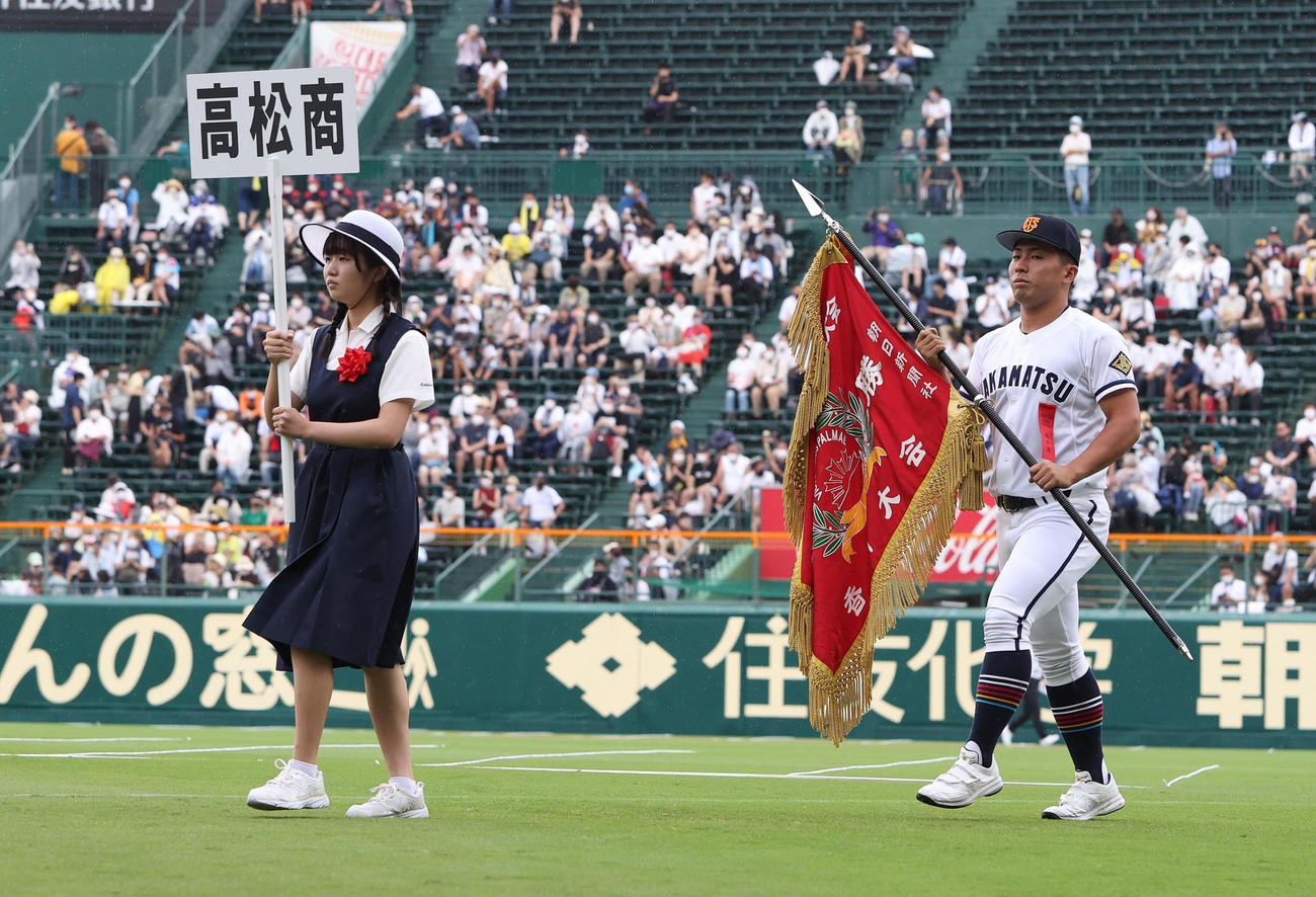 開会式で行進する高松商の浅野主将（撮影・白石智彦）