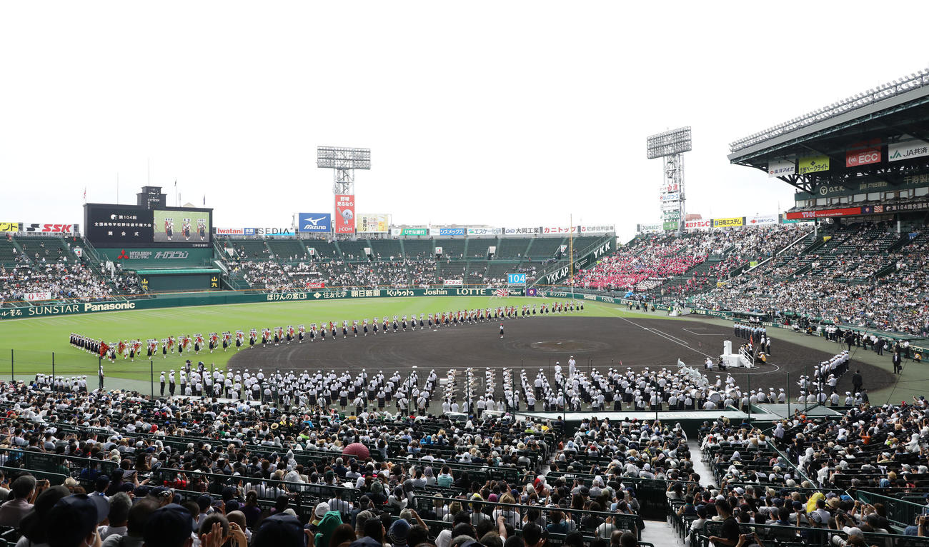 観客が入るなか第104回全国高校野球選手権の開会式が行われる（撮影・宮地輝）