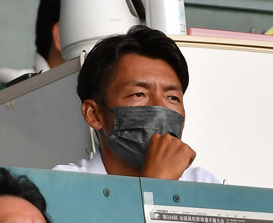 全国高等学校野球選手権大会を観戦する鳥谷氏（撮影・岩下翔太）