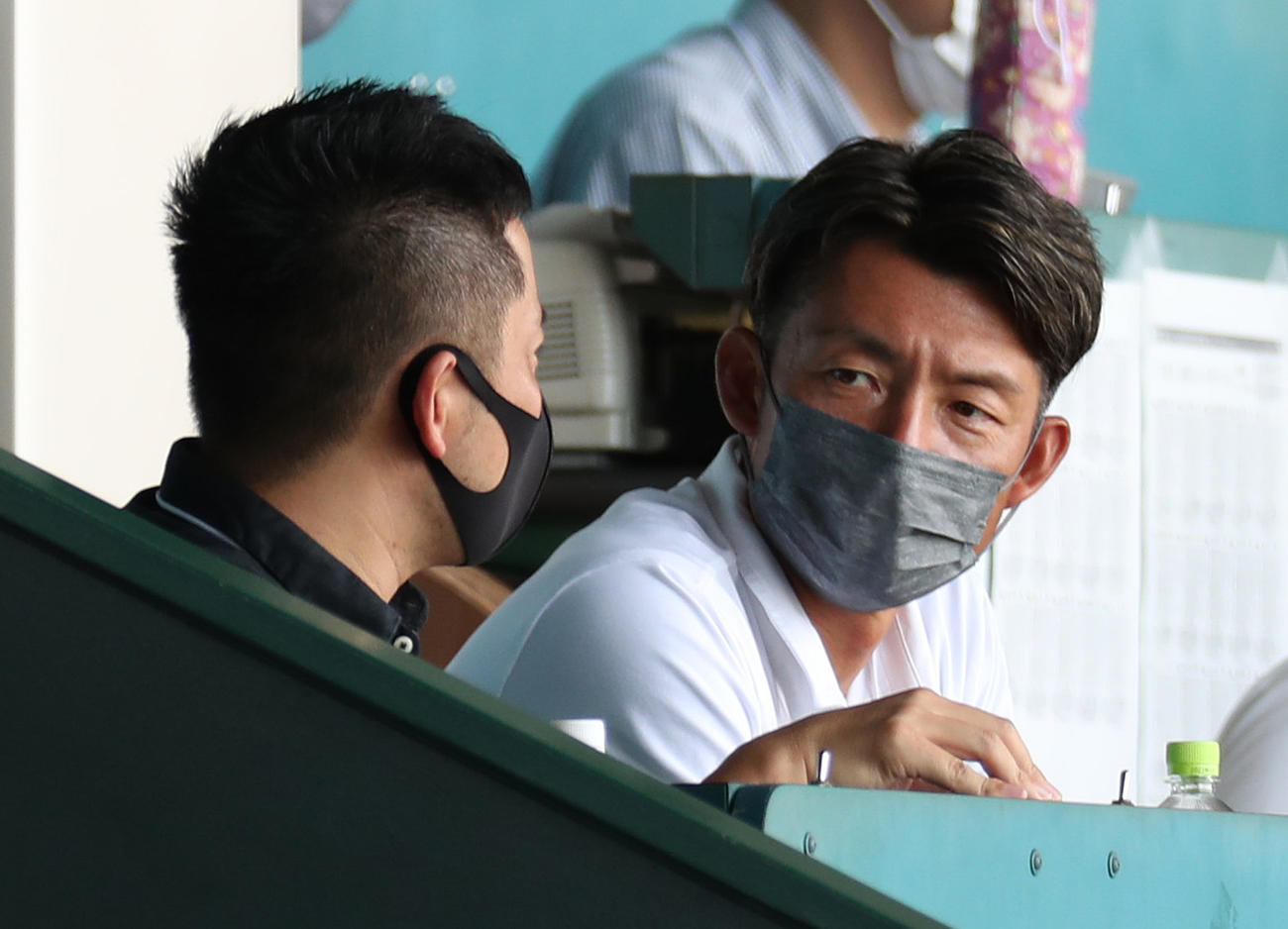 試合を観戦する鳥谷氏（右）（撮影・白石智彦）
