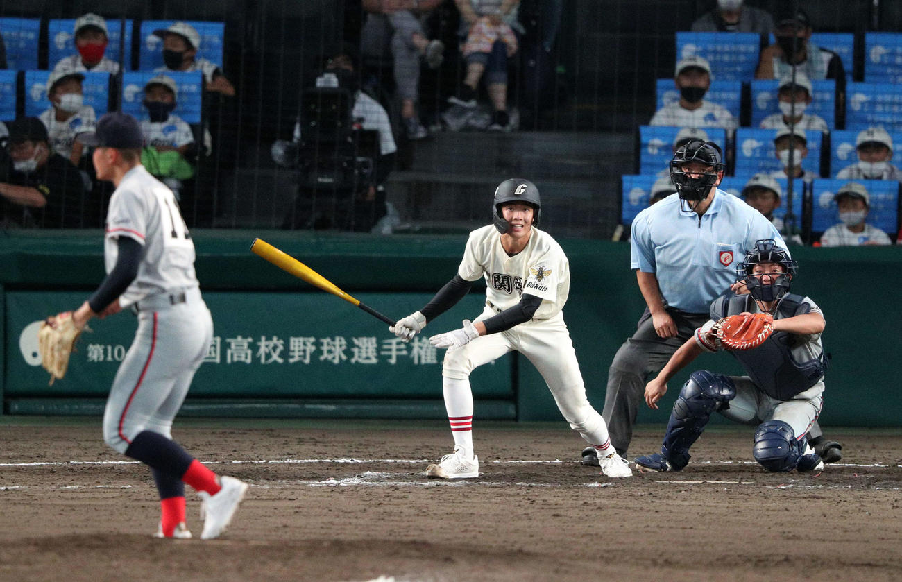 11回裏一関学院1死二塁、寺尾は中前にサヨナラ適時打を放つ。投手は松岡（撮影・加藤哉）