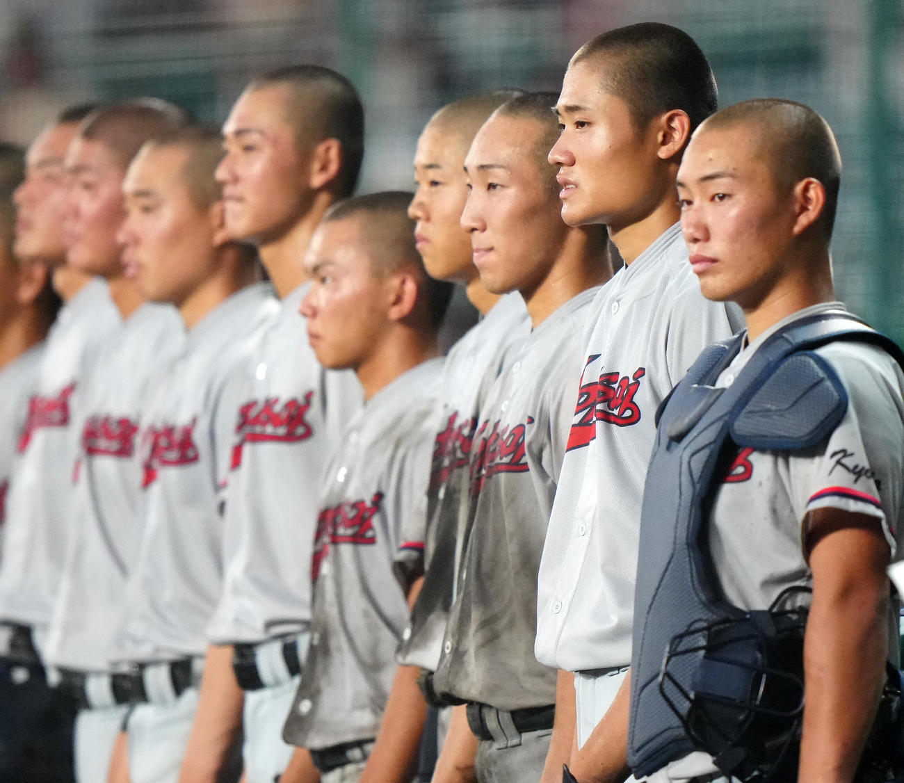 一関学院にサヨナラ負けを喫し、整列する森下（右から2人目）ら京都国際の選手たち（撮影・江口和貴）