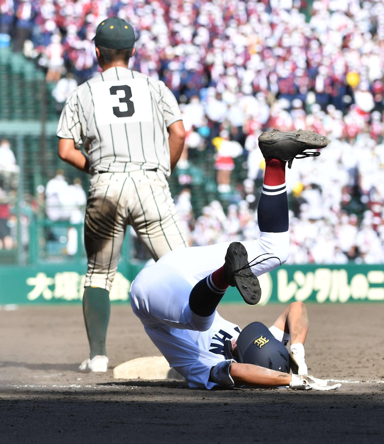 鶴岡東対盈進　5回裏盈進1死一、二塁、投ゴロの時に鶴岡東一塁手の前田（左）と交錯し転倒する神垣（撮影・岩下翔太）
