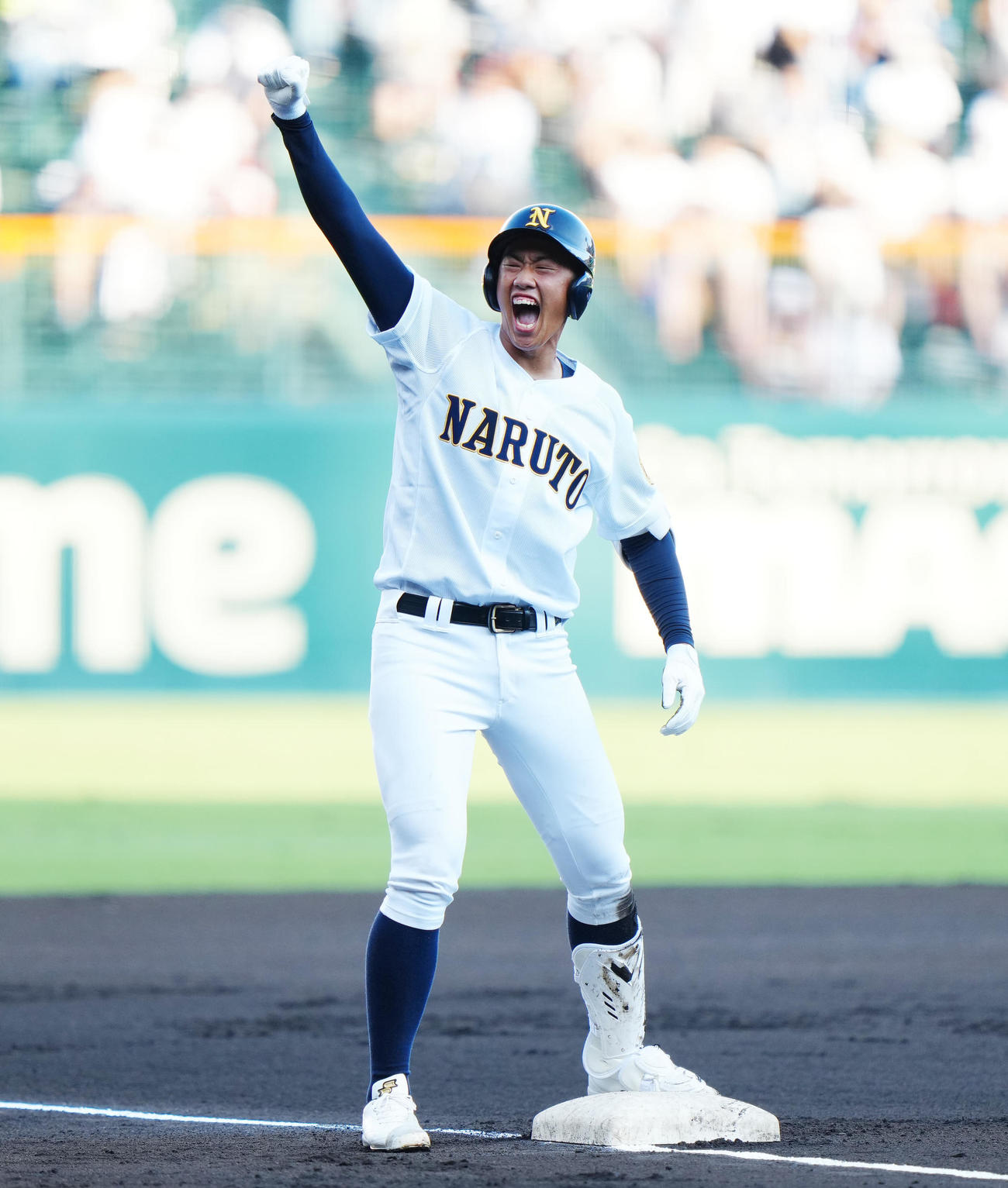 鳴門対近江　1回表鳴門2死一塁、先制適時三塁打を放ち、ガッツポーズを見せる前田（撮影・江口和貴）