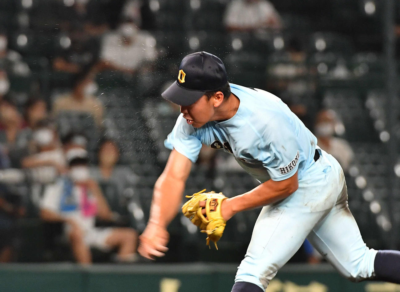 鳴門対近江　8回表、汗を飛ばしながら力投する近江山田（撮影・岩下翔太）