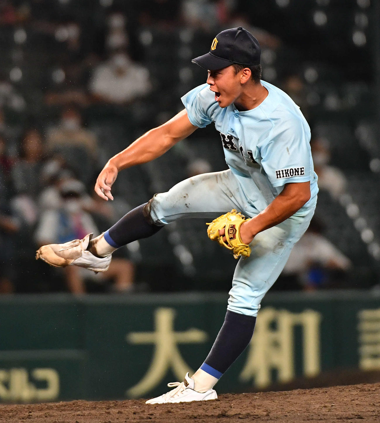 鳴門対近江　8回表、雄たけびを上げながら力投する近江山田（撮影・岩下翔太）