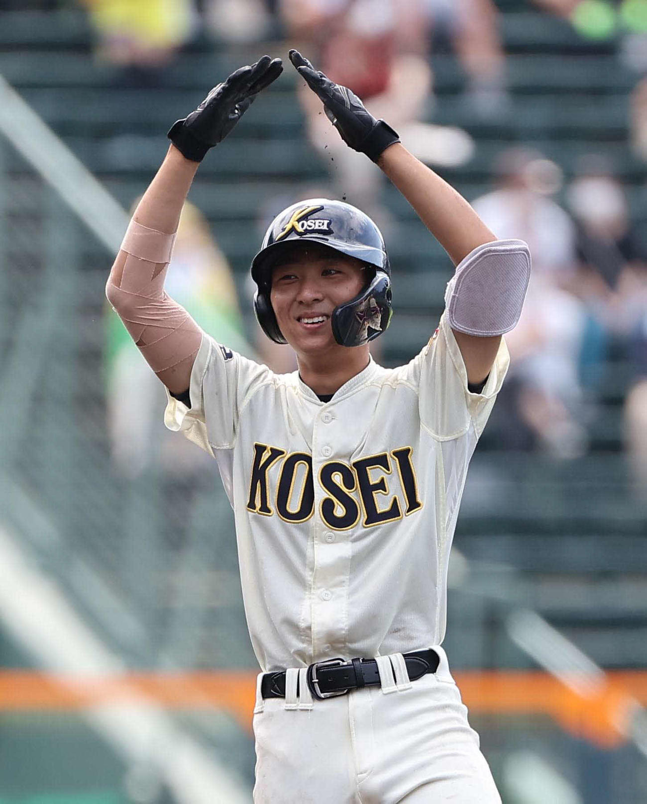 創志学園対八戸学院光星　5回裏八戸学院光星2死二、三塁、中沢は右前に2点適時打を放ちポーズを決める（撮影・上田博志）