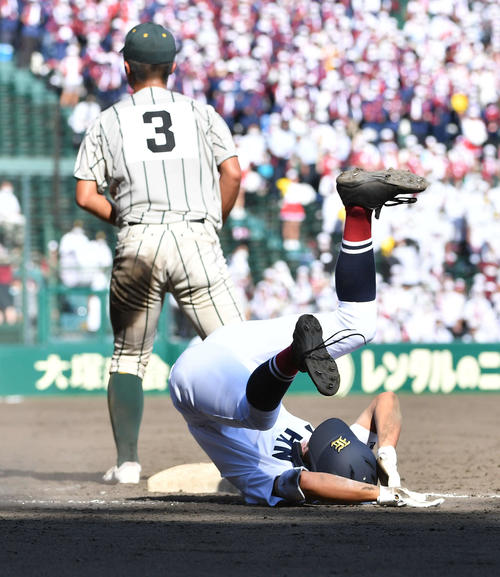 鶴岡東対盈進　5回裏盈進1死一、二塁、投ゴロの時に鶴岡東一塁手の前田（左）と交錯し転倒する神垣（撮影・岩下翔太）