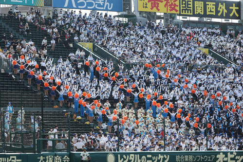 創志学園対八戸学院光星　アルプス席で応援する創志学園応援団（撮影・上田博志）