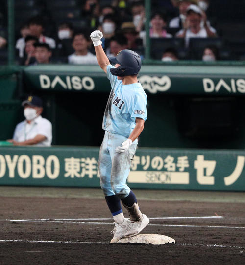 鳴門対近江　5回裏近江2死一、二塁、横田は右越え適時三塁打を放つ（撮影・加藤哉）