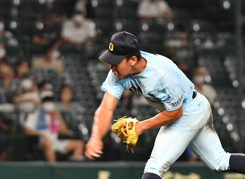 鳴門対近江　8回表、汗を飛ばしながら力投する近江山田（撮影・岩下翔太）