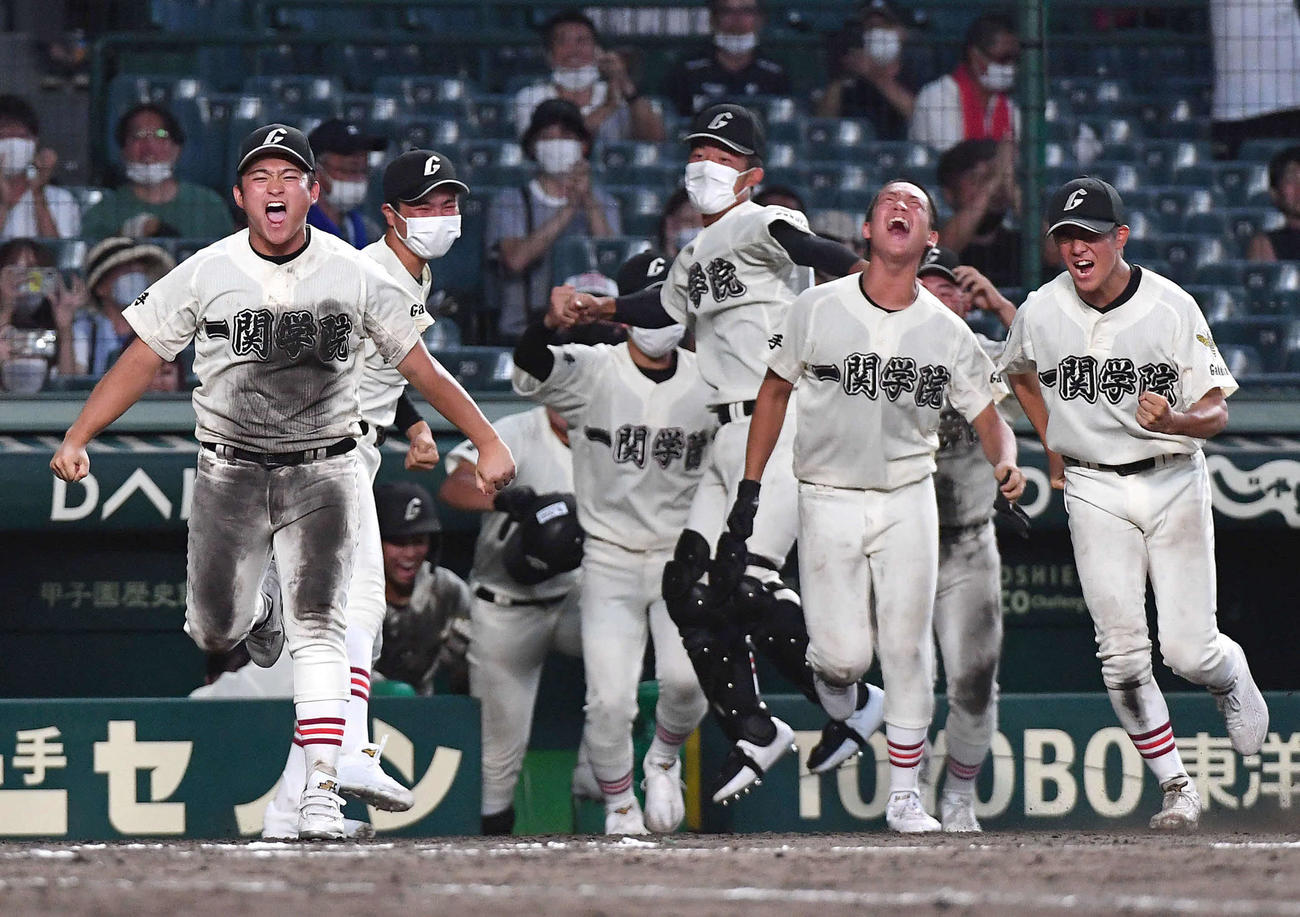 延長11回裏一関学院1死二塁、寺尾の中前適時打でサヨナラ勝ちし、喜びを爆発させながらベンチを飛び出す一関学院ナイン（撮影・岩下翔太）