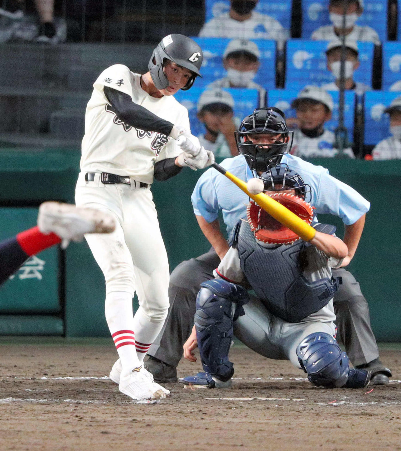 11回裏一関学院1死二塁、寺尾は中前にサヨナラ適時打を放つ（撮影・加藤哉）