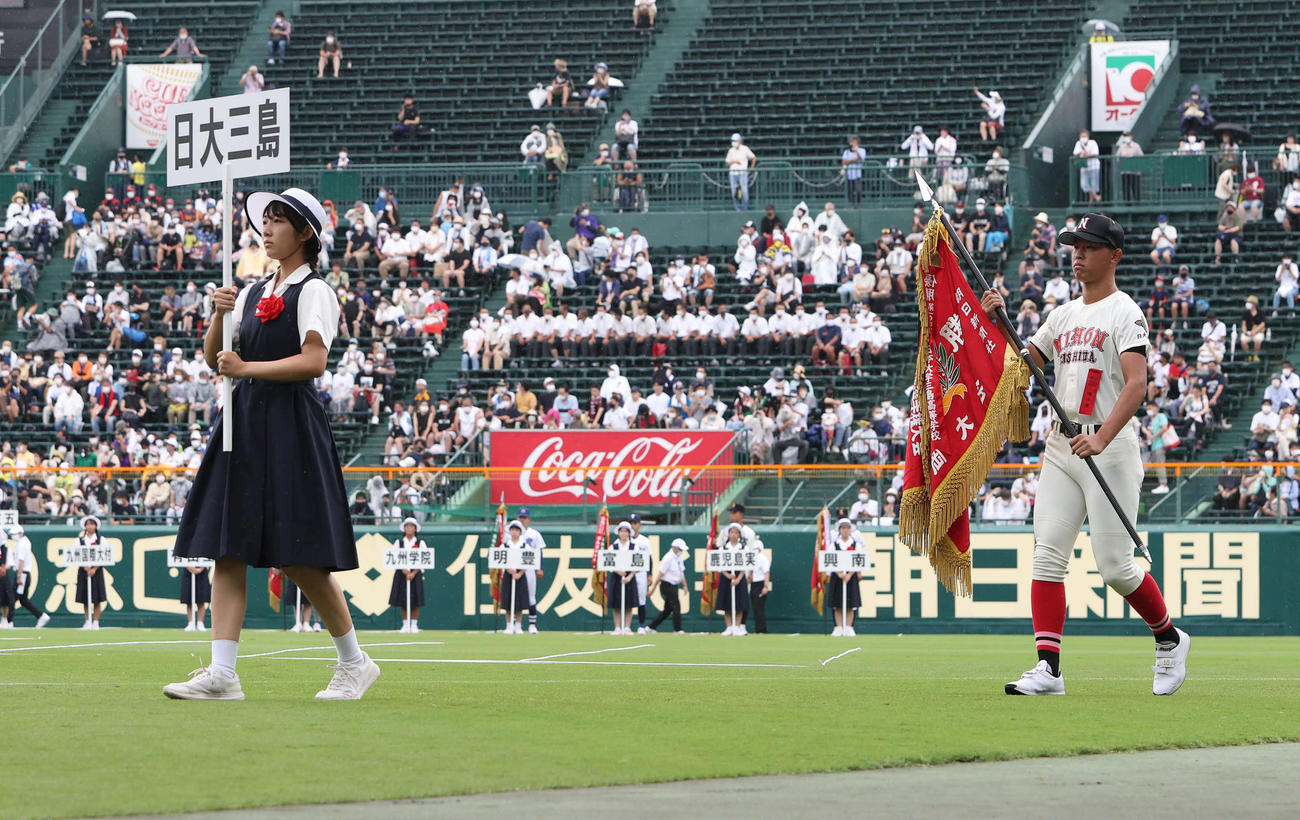 開会式で行進する日大三島・加藤主将（撮影・白石智彦）