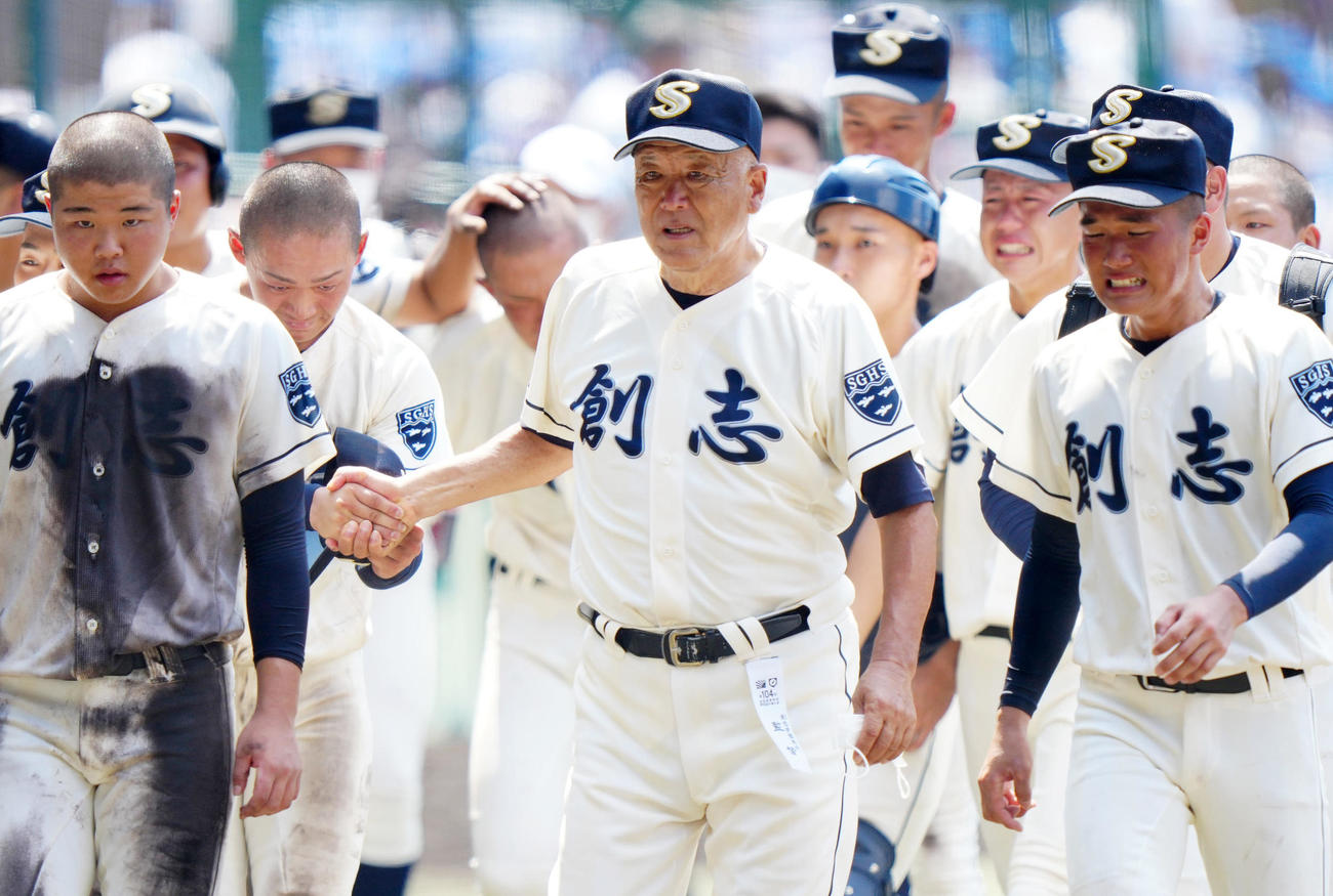 創志学園対八戸学院光星　八戸学院光星に敗れ、選手たちと引き揚げる創志学園・長沢監督（中央）（撮影・江口和貴）