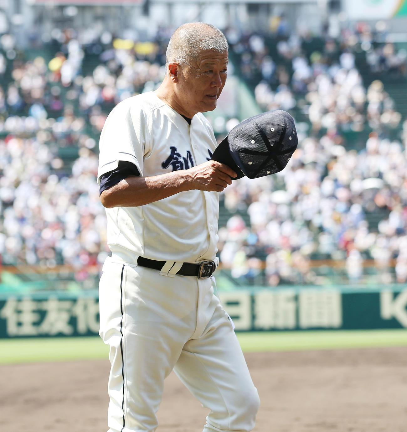 創志学園対八戸学院光星　最後の甲子園が終わりあいさつをする創志学園・長沢監督（撮影・宮地輝）