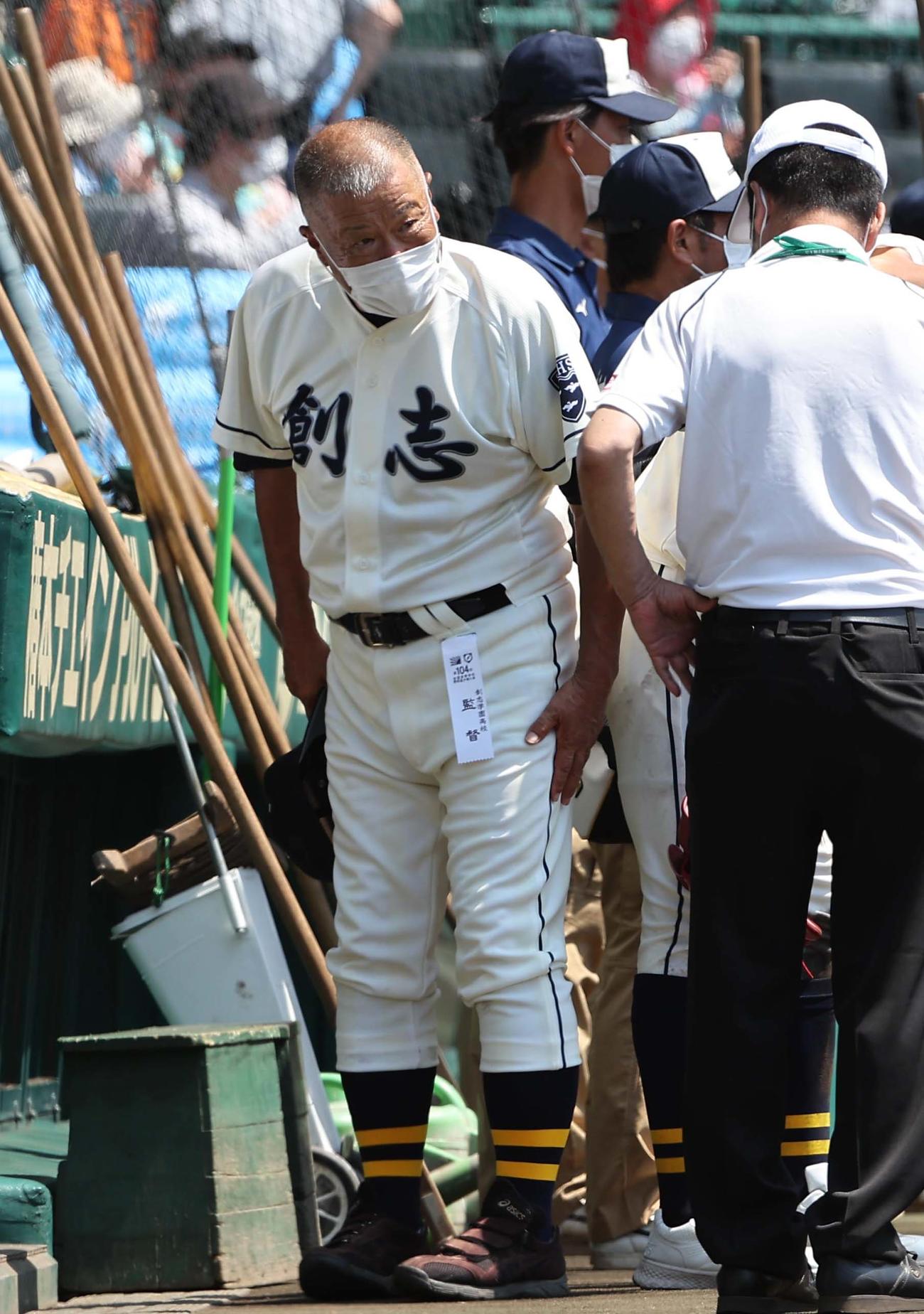 創志学園対八戸学院光星　今季限りで勇退する創志学園・長沢宏行監督（左）は一礼して甲子園球場を引き揚げる（撮影・上田博志）