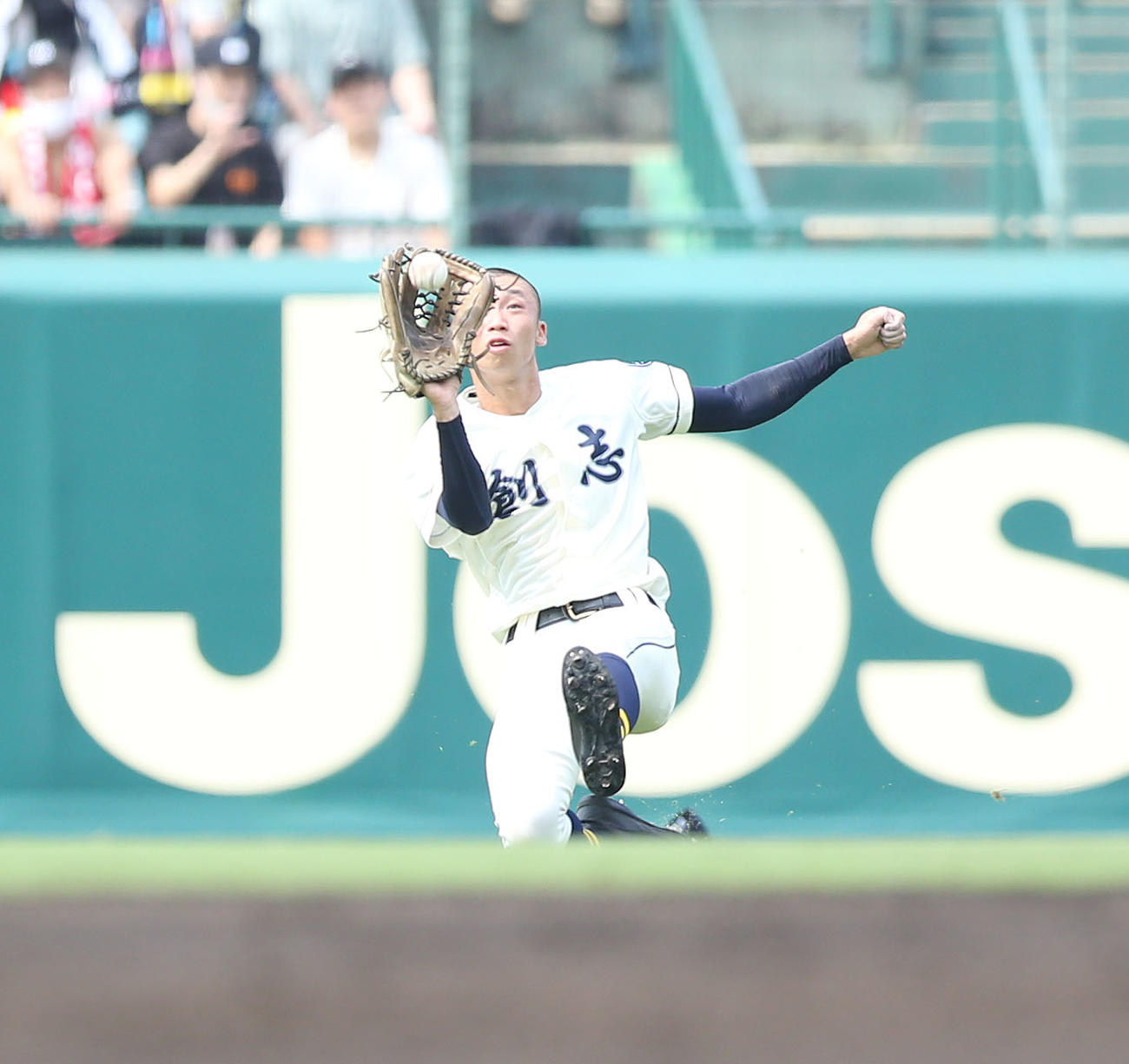 創志学園対八戸学院光星　スライディングしてボールをつかむ創志学園・深野（撮影・宮地輝）