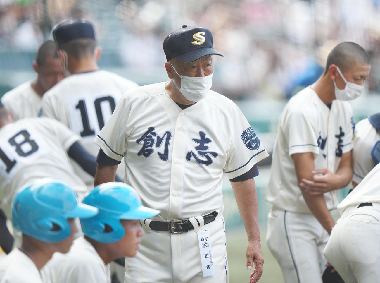 創志学園対八戸学院光星　4回表開始前、ベンチ前で選手に言葉をかけた創志学園・長沢監督（撮影・江口和貴）