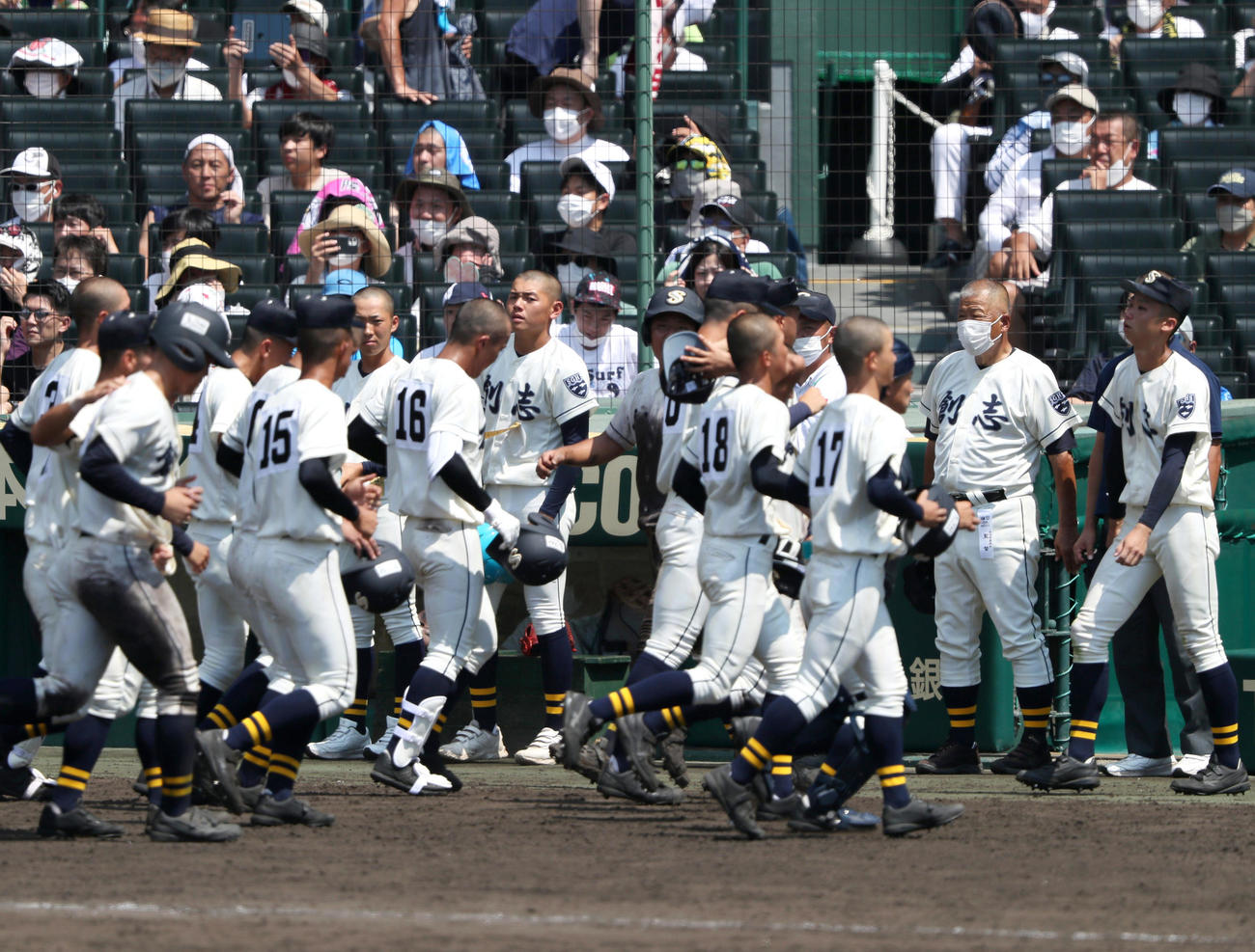 創志学園対八戸学院光星　試合を終えた創志学園の長沢監督（右から2人目）はベンチ前でナインらを見つめる（撮影・上山淳一）