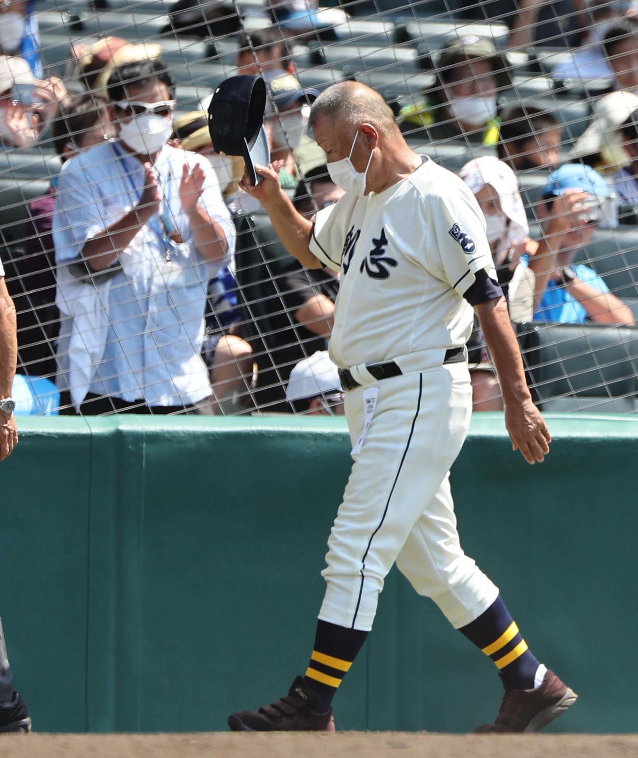 創志学園対八戸学院光星　今季限りで勇退する創志学園・長沢監督はファンの拍手を受けながら甲子園球場を引き揚げる（撮影・上田博志）