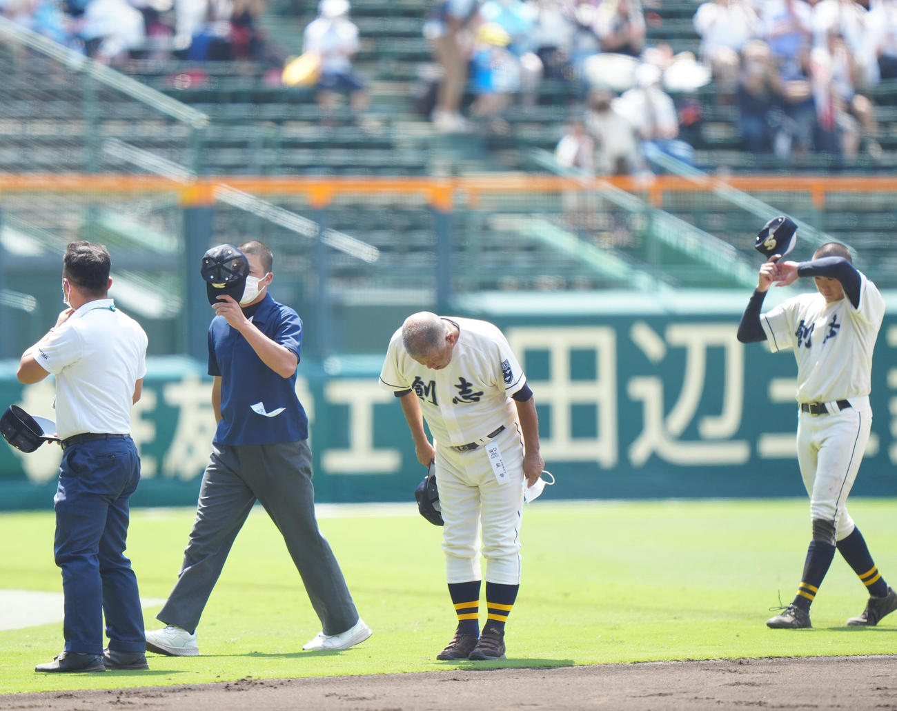 創志学園対八戸学院光星　試合後、応援席にあいさつする創志学園・長沢監督（中央）（撮影・江口和貴）