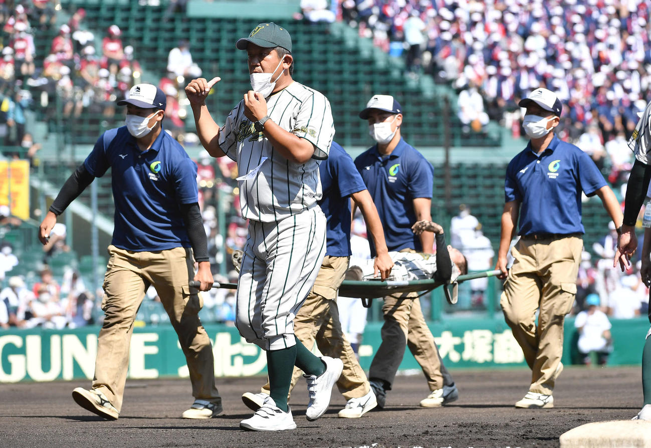 初回、二走時にけん制球が左肩を直撃。脱臼して担架で運ばれた武田虎白（こはく）外野手（撮影・岩下翔太）