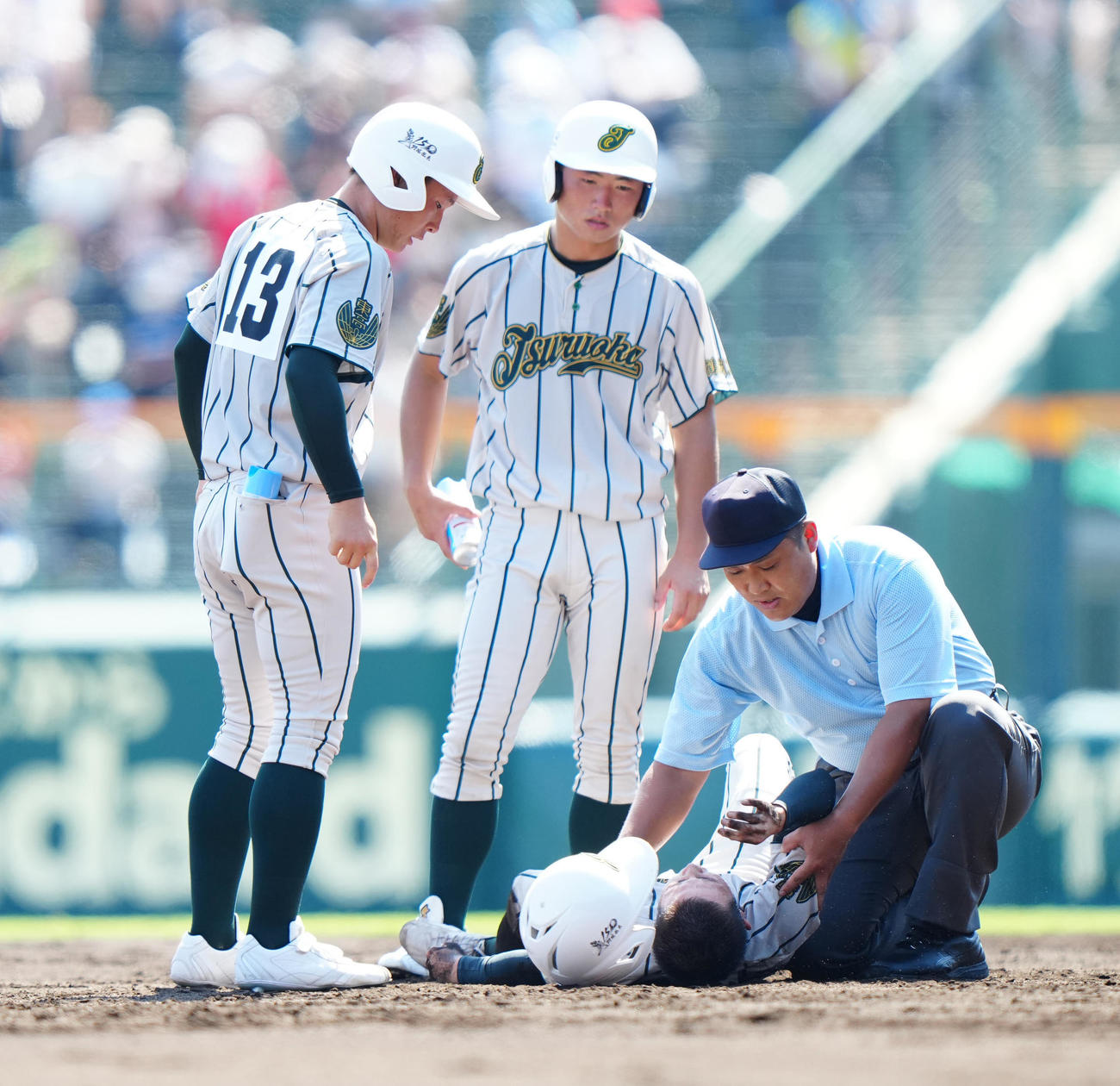 鶴岡東対盈進　1回表途中、負傷する鶴岡東・武田（下）（撮影・江口和貴）