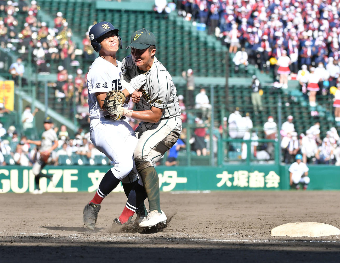 鶴岡東対盈進　5回裏盈進1死一、二塁、投ゴロの時に鶴岡東一塁手の前田（右）と交錯する神垣（撮影・岩下翔太）