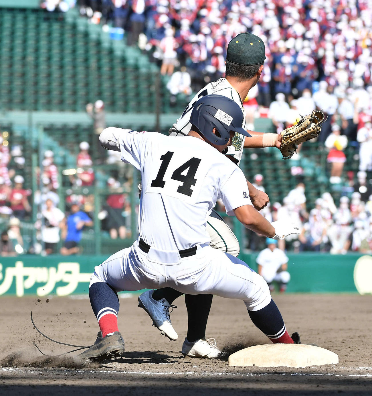 鶴岡東対盈進　5回裏盈進1死一、二塁、投ゴロの時に鶴岡東一塁手の前田（奥）と交錯し転倒する神垣（撮影・岩下翔太）