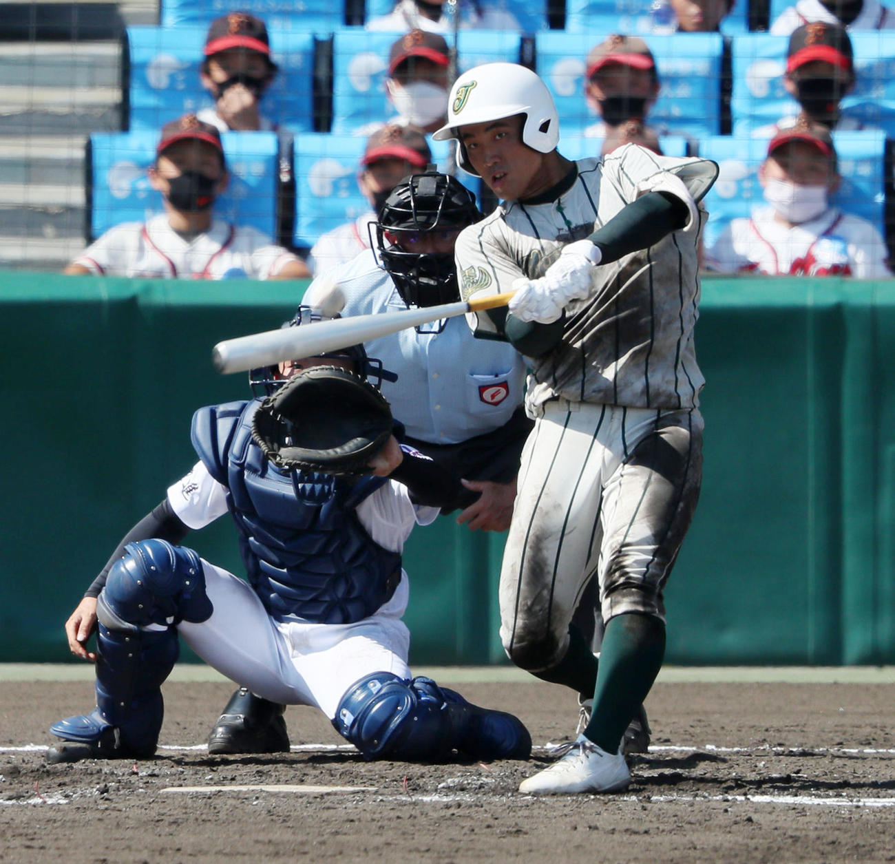 鶴岡東対盈進　2回表鶴岡東1死三塁、土屋は左越え2点本塁打を放つ（撮影・加藤哉）