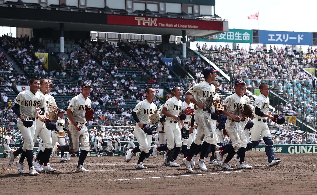 創志学園対八戸学院光星　創志学園に勝利した八戸学院光星ナインは応援団席へ駆け出す（撮影・上田博志）