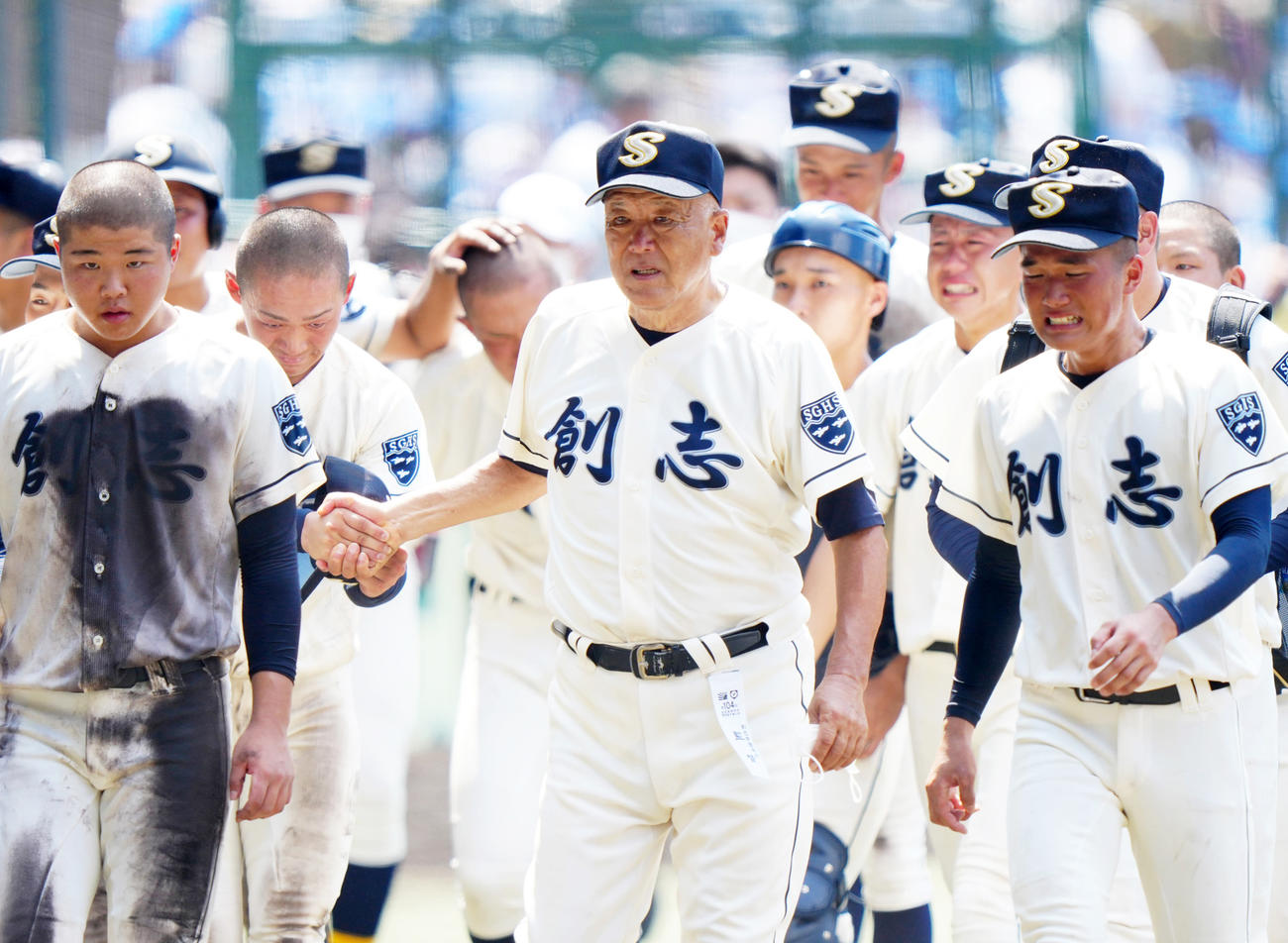 創志学園対八戸学院光星　八戸学院光星に敗れ、選手たちと引き揚げる創志学園・長沢監督（中央）（撮影・江口和貴）