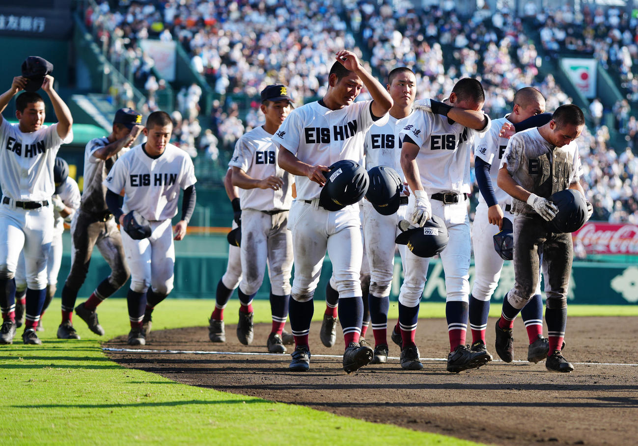 鶴岡東対盈進　試合後、応戦席にあいさつし、引き揚げる盈進の選手たち（撮影・江口和貴）
