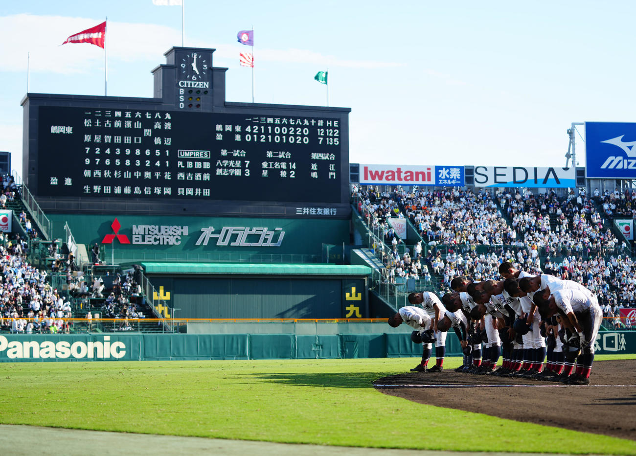 鶴岡東対盈進　試合後、応戦席にあいさつする盈進の選手たち（撮影・江口和貴）